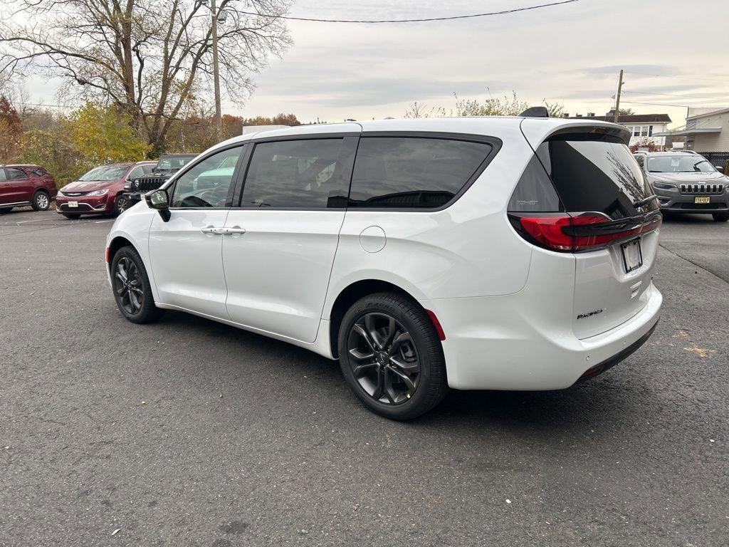 New 2026 Chrysler Pacifica Select image 9