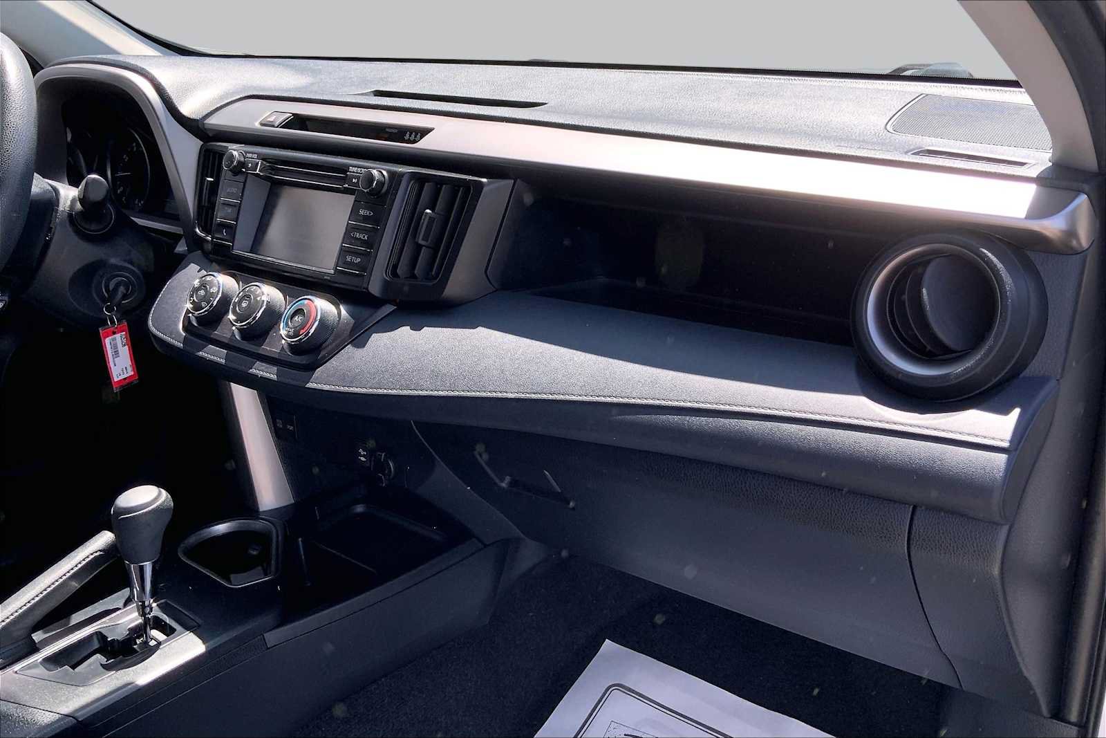 Used 2018 Toyota RAV4 LE AWD/4WD image 17