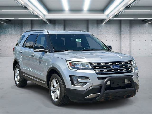 Used 2017 Ford Explorer XLT w/ Equipment Group 202A AWD/4WD image 2