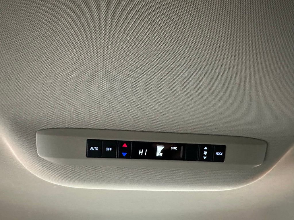 Used 2025 Toyota Sienna LE FWD image 50