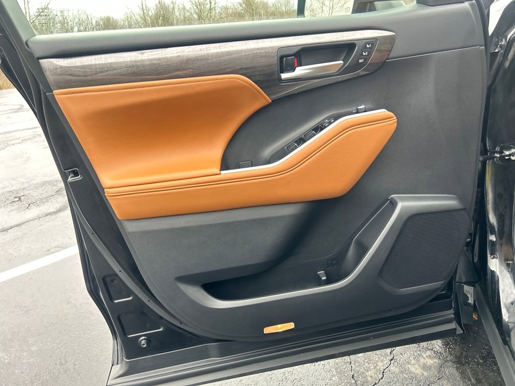 Certified 2025 Toyota Highlander Platinum image 18