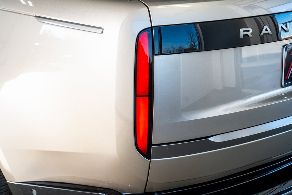 Used 2023 Land Rover Range Rover Long Wheelbase SE image 23