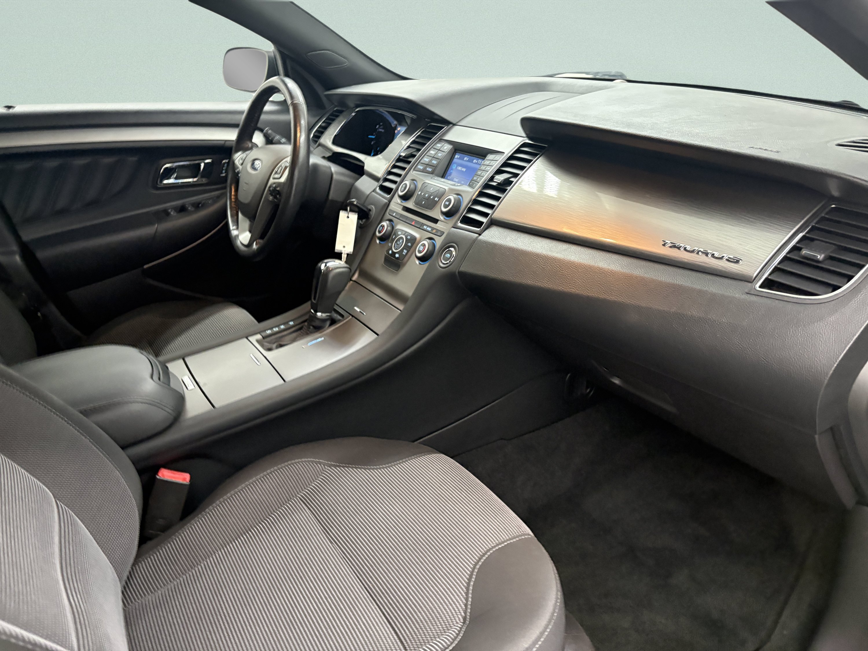 Used 2015 Ford Taurus SEL FWD image 19