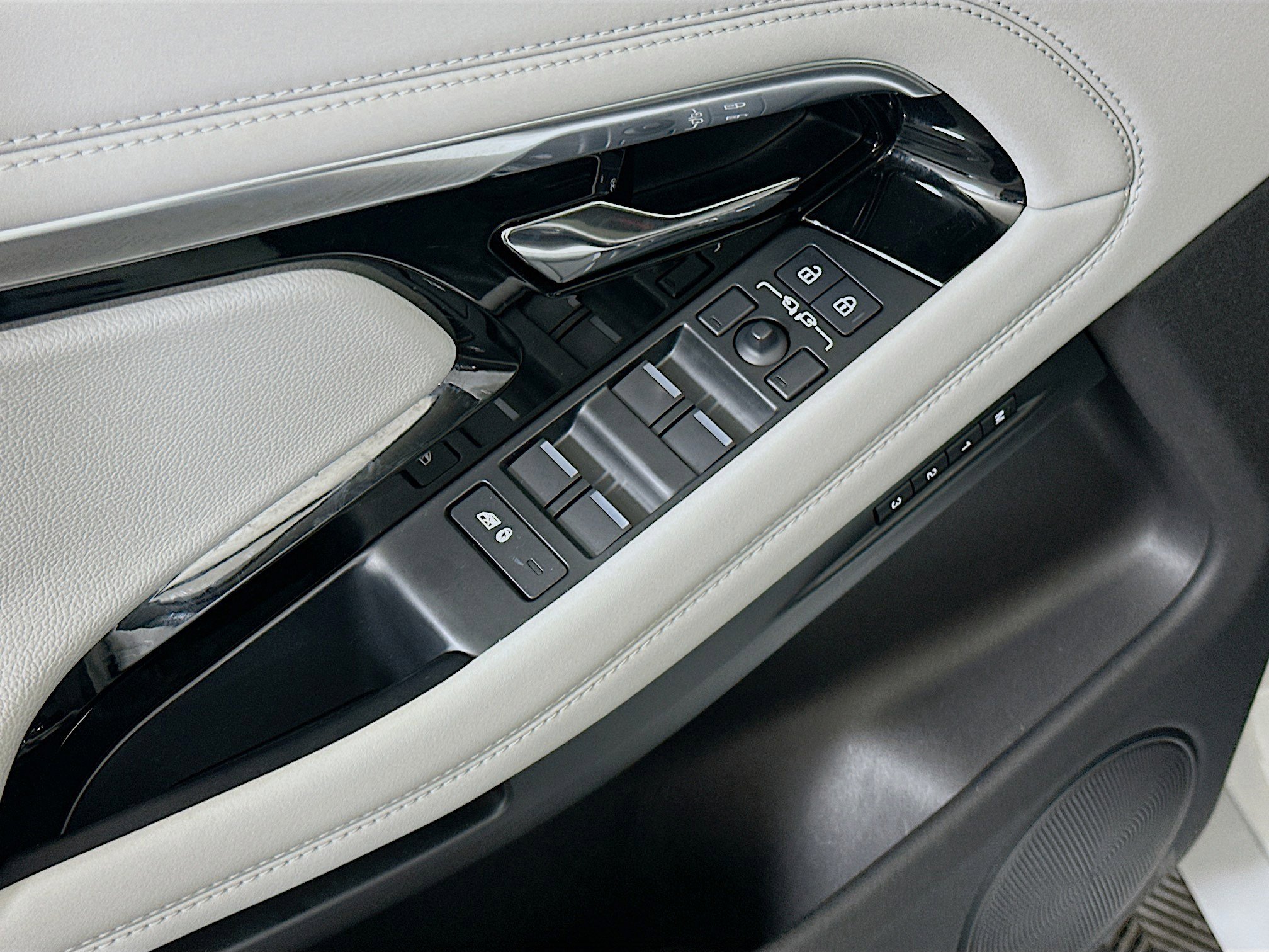 Used 2023 Land Rover Range Rover Evoque S image 15