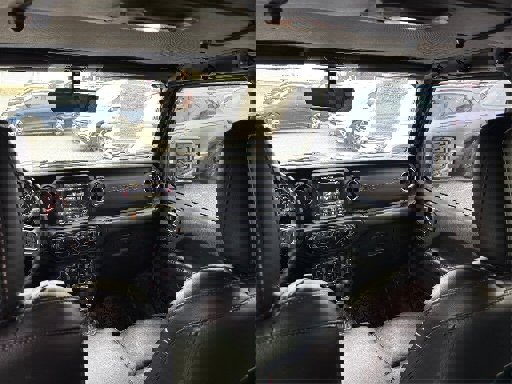 Used 2018 Jeep Wrangler Unlimited Sahara image 32