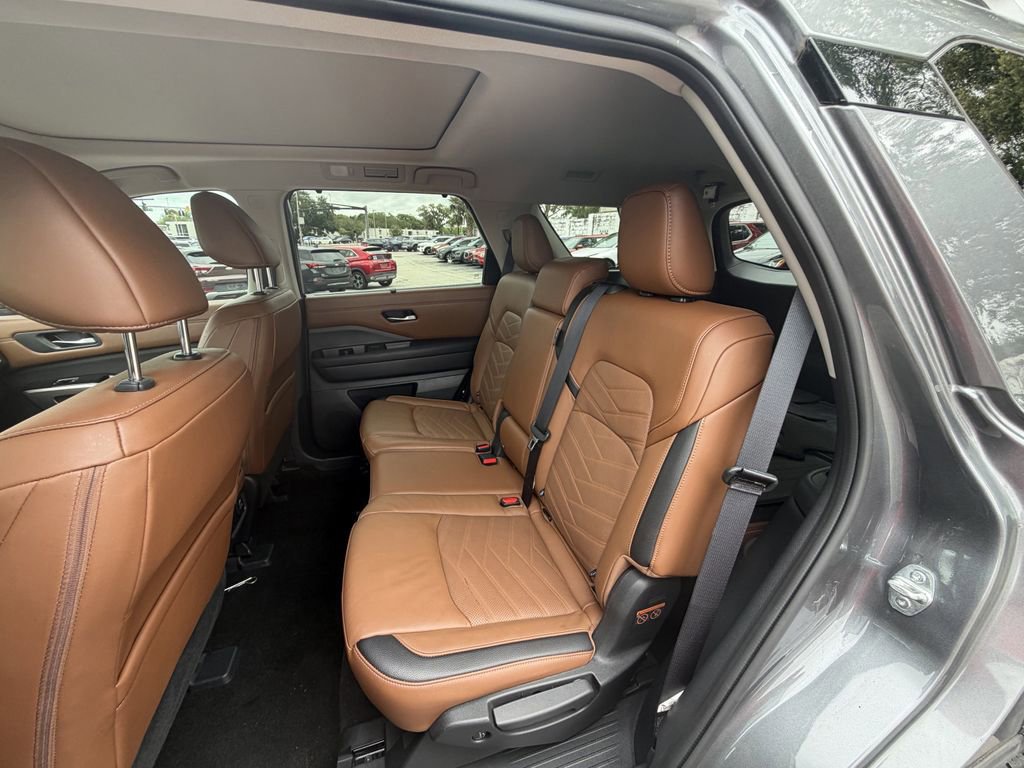 Used 2024 Nissan Pathfinder Platinum w/ Cargo Package image 18