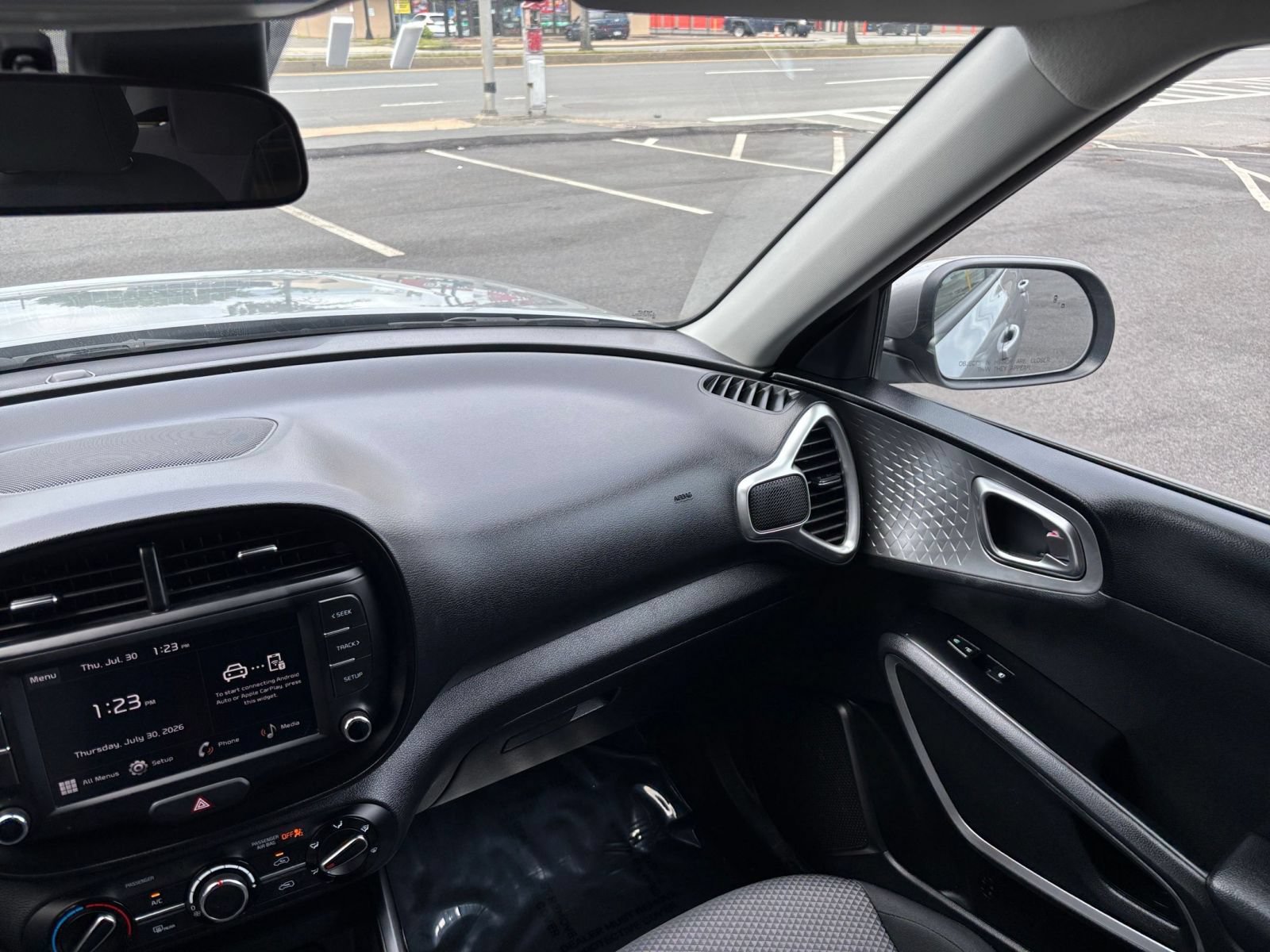Used 2025 Kia Soul LX w/ LX Technology Package FWD image 25