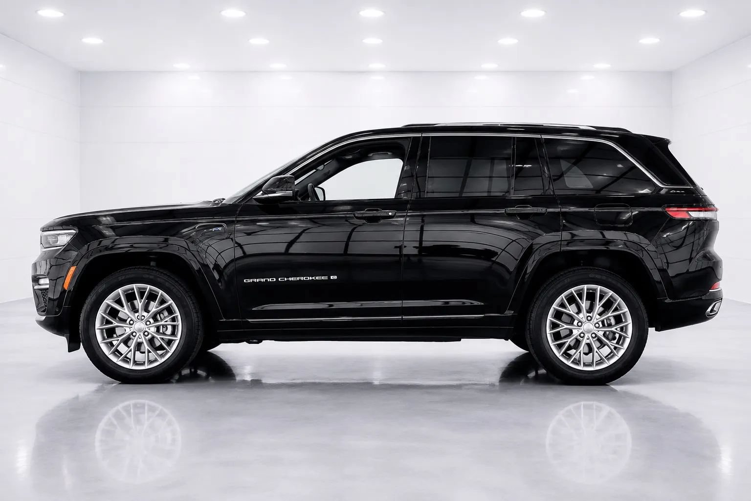 Used 2023 Jeep Grand Cherokee Summit w/ Luxury Tech Group V AWD/4WD image 2