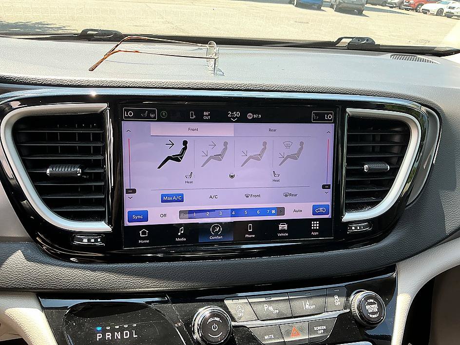 Used 2024 Chrysler Pacifica Touring-L FWD image 17