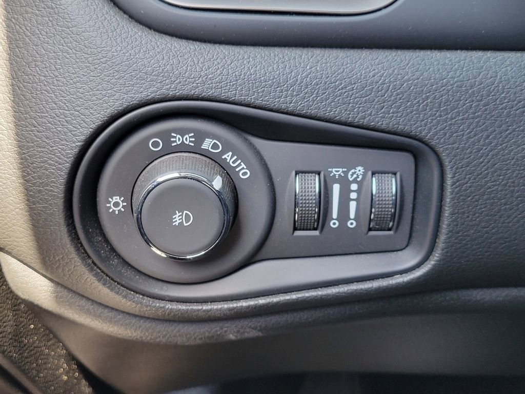 Used 2023 Jeep Renegade Latitude AWD/4WD image 12