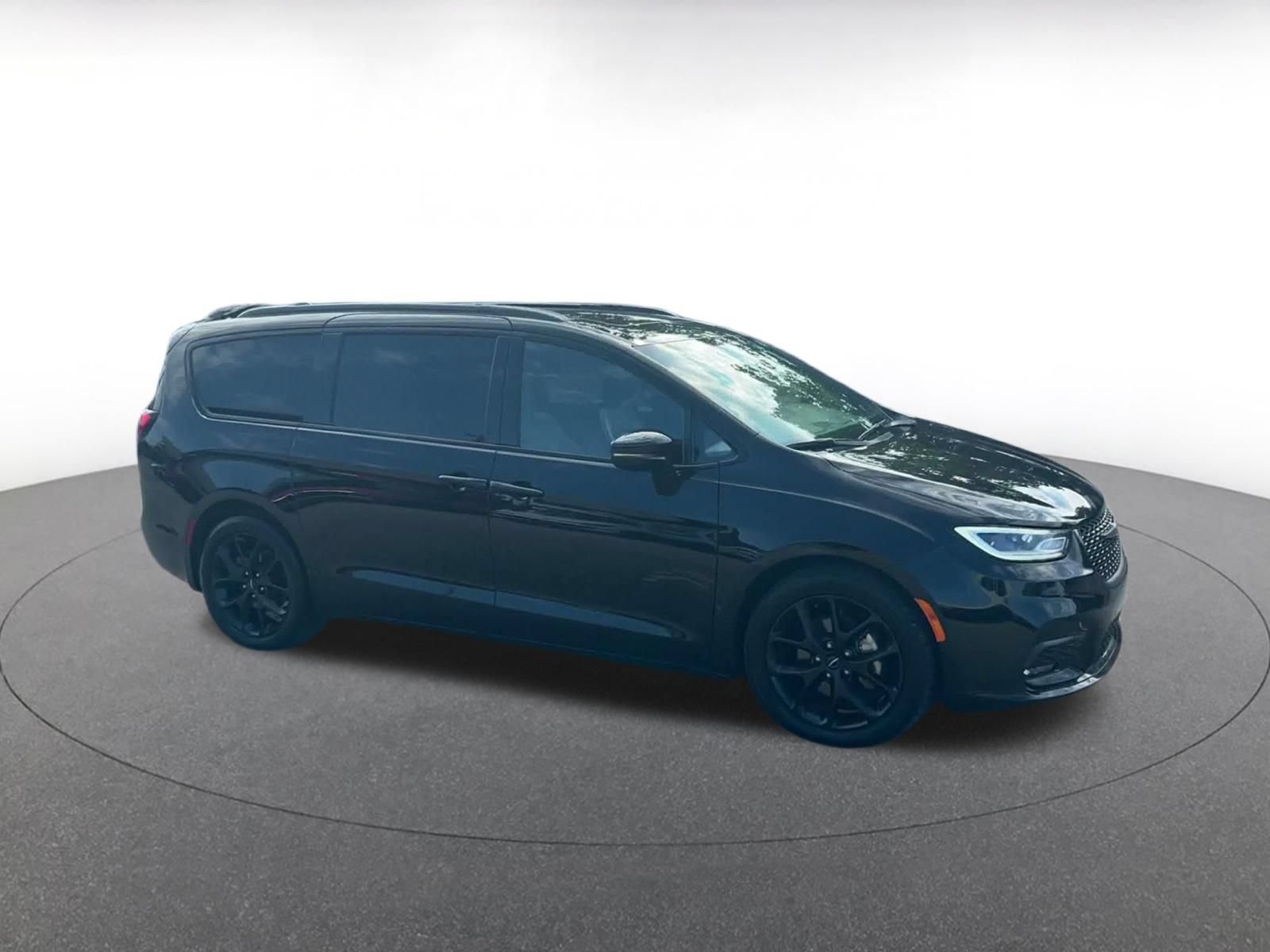 Used 2025 Chrysler Pacifica Limited FWD image 2