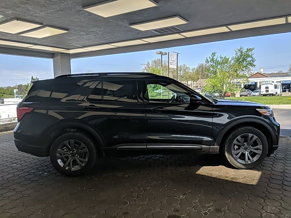 Used 2023 Ford Explorer XLT w/ Equipment Group 202A image 5