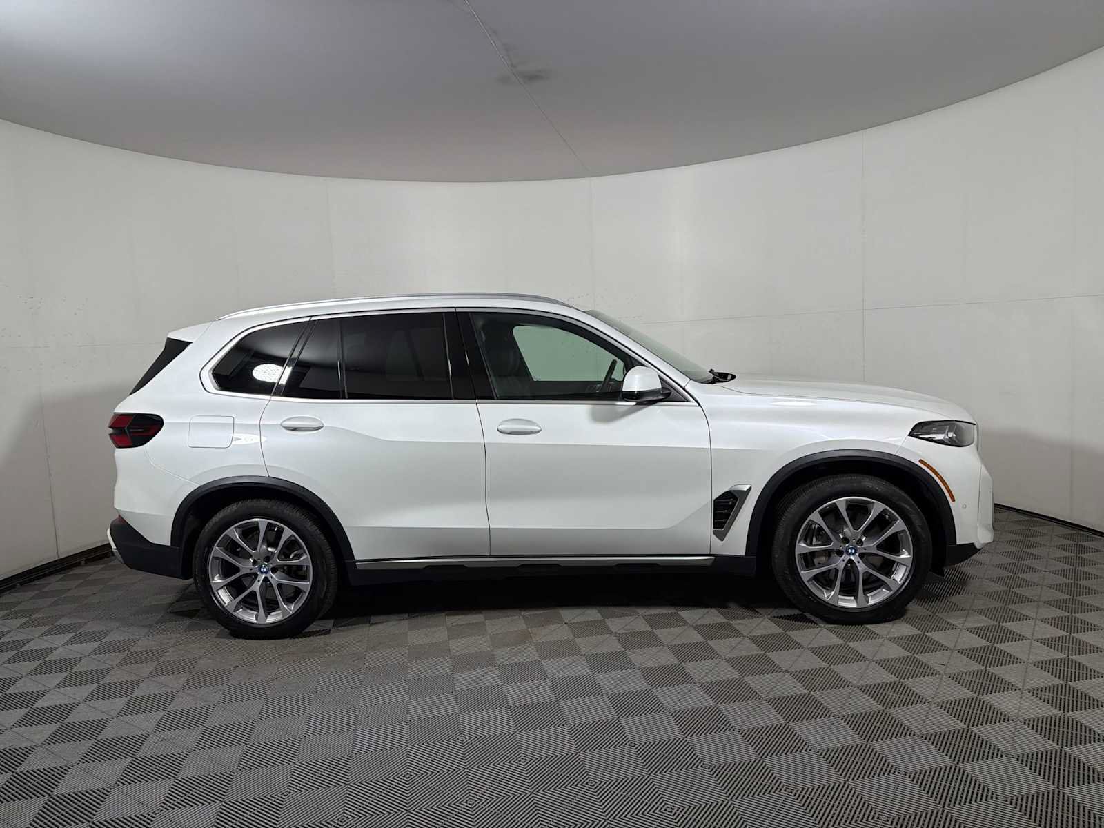 Used 2024 BMW X5 xDrive50e w/ Parking Assistance Package AWD/4WD image 7