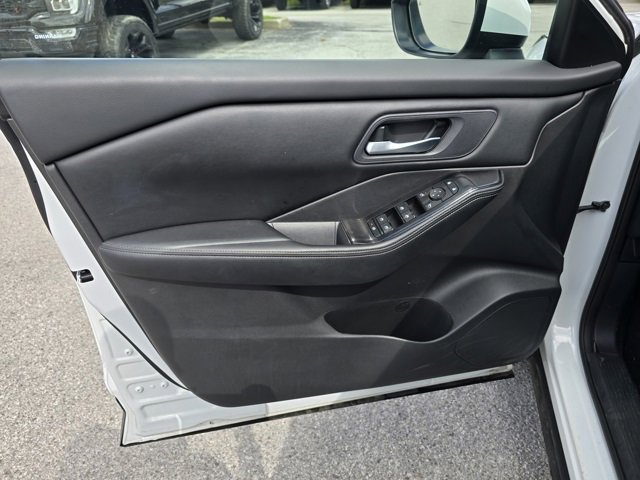 Used 2024 Nissan Rogue SV image 9