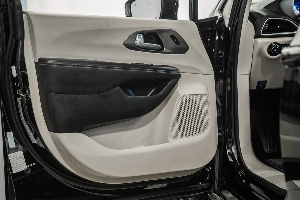 Used 2024 Chrysler Pacifica Touring-L image 43