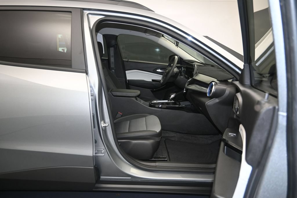 Certified 2025 Chevrolet Trax LT FWD image 26