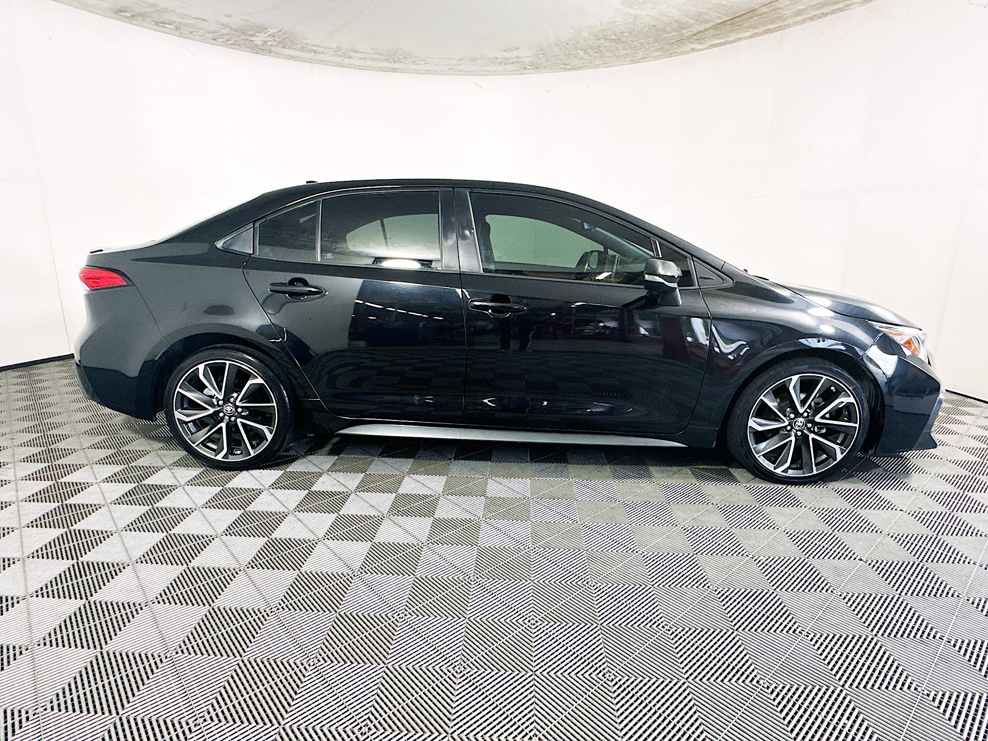 Used 2020 Toyota Corolla SE FWD image 2