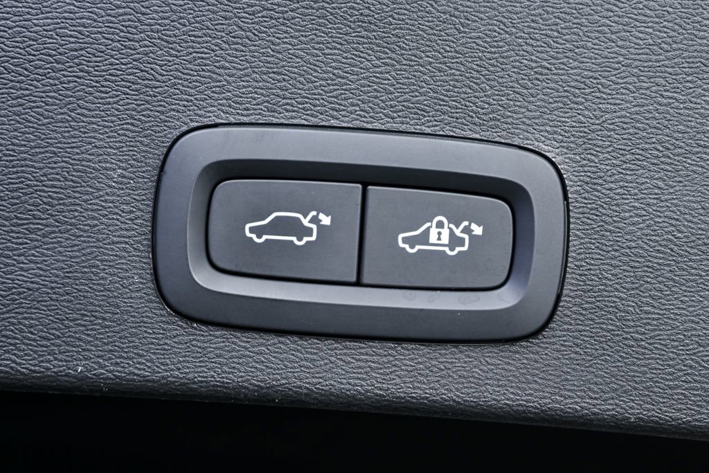 Certified 2025 Volvo XC40 B5 Plus image 32