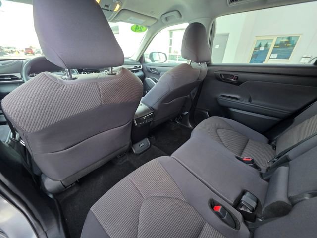 Used 2024 Toyota Highlander LE image 11