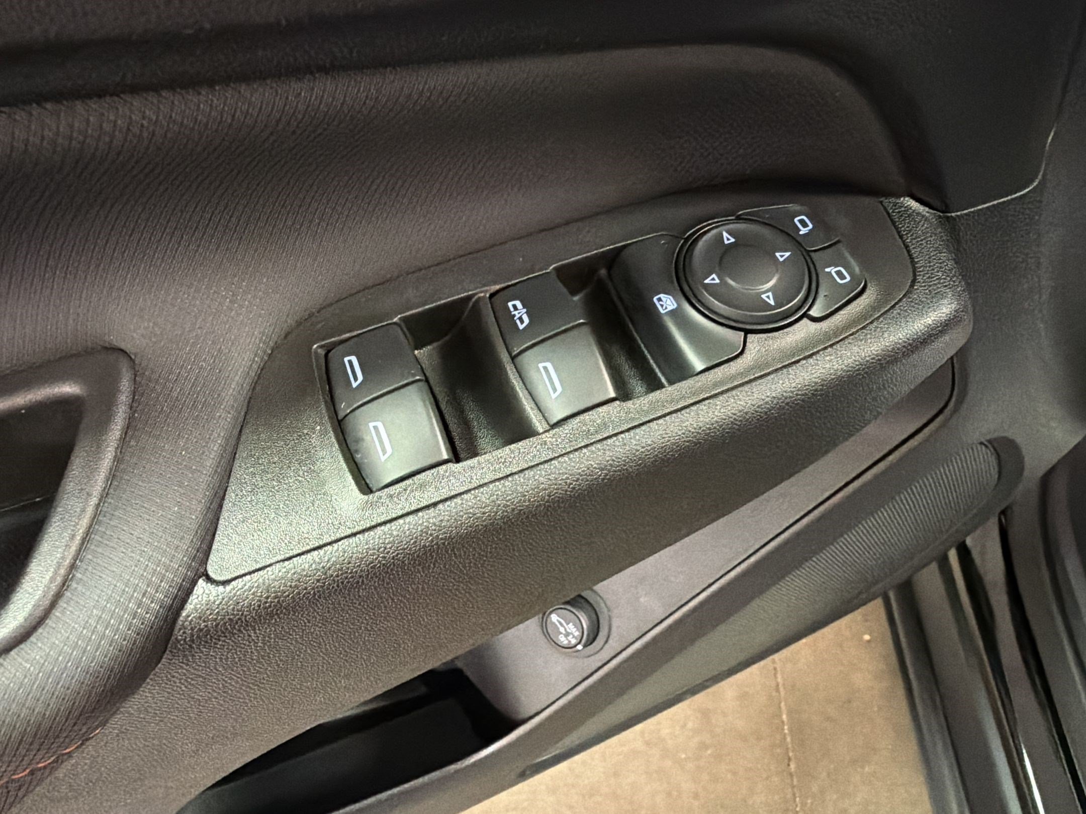 Used 2024 Chevrolet Equinox RS FWD image 26