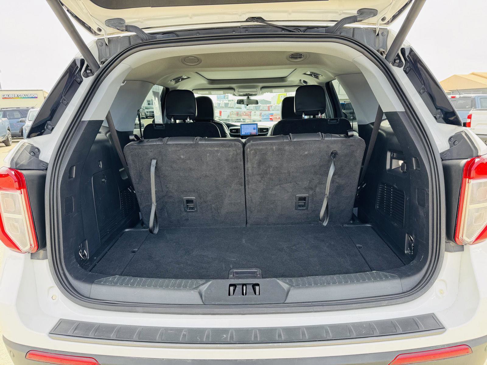 Used 2023 Ford Explorer XLT w/ Equipment Group 202A AWD/4WD image 30