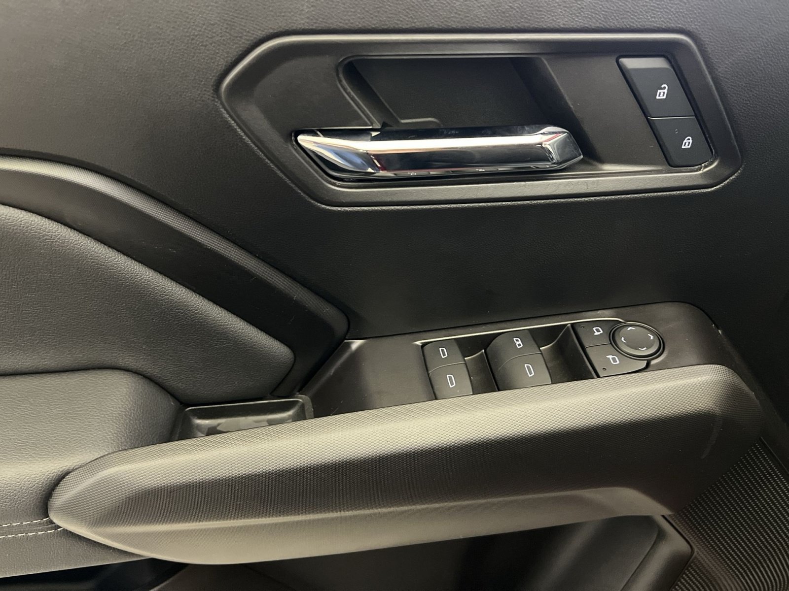 Used 2024 Chevrolet Colorado LT w/ LT Convenience Package II AWD/4WD image 14