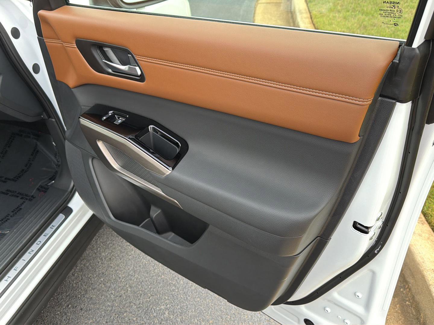 Used 2025 Nissan Pathfinder Platinum FWD image 16