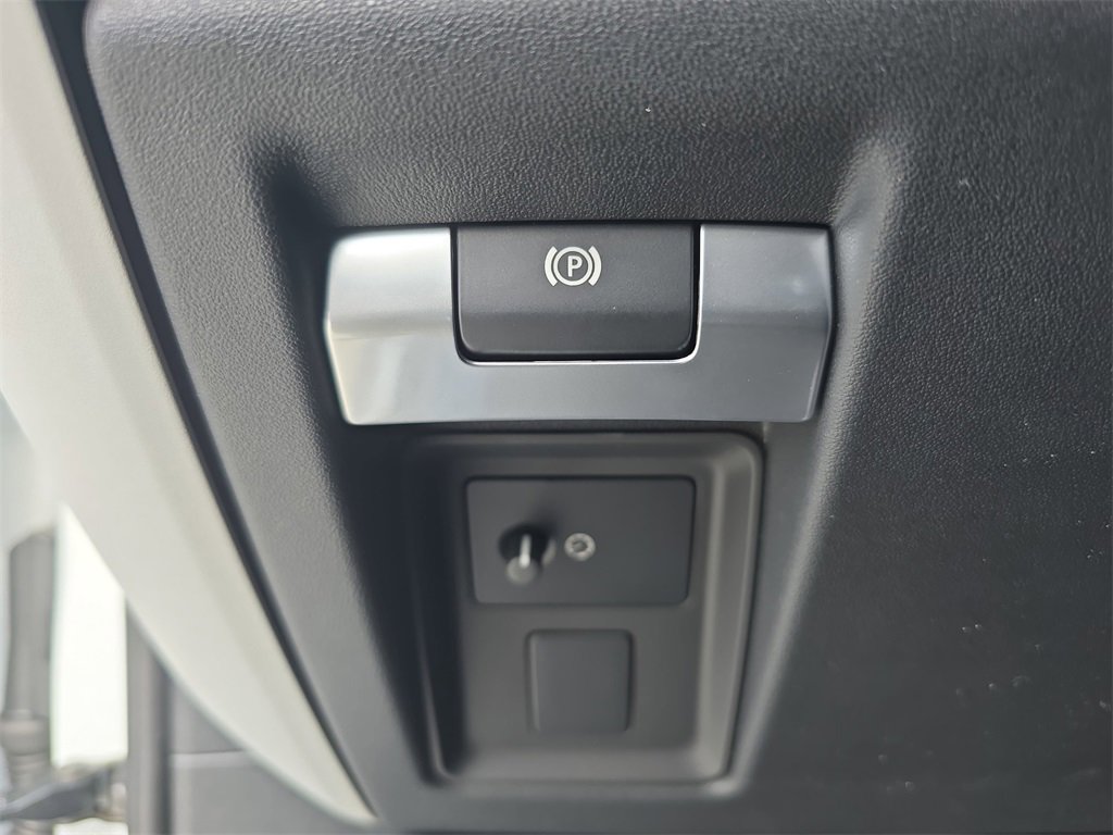 New 2026 Land Rover Defender 130 X-Dynamic SE image 27