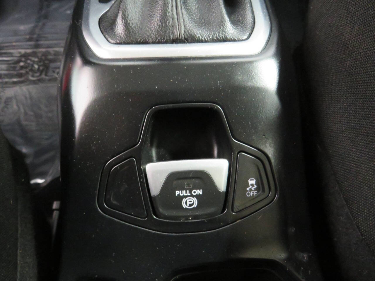 Used 2018 Jeep Renegade Latitude FWD image 25