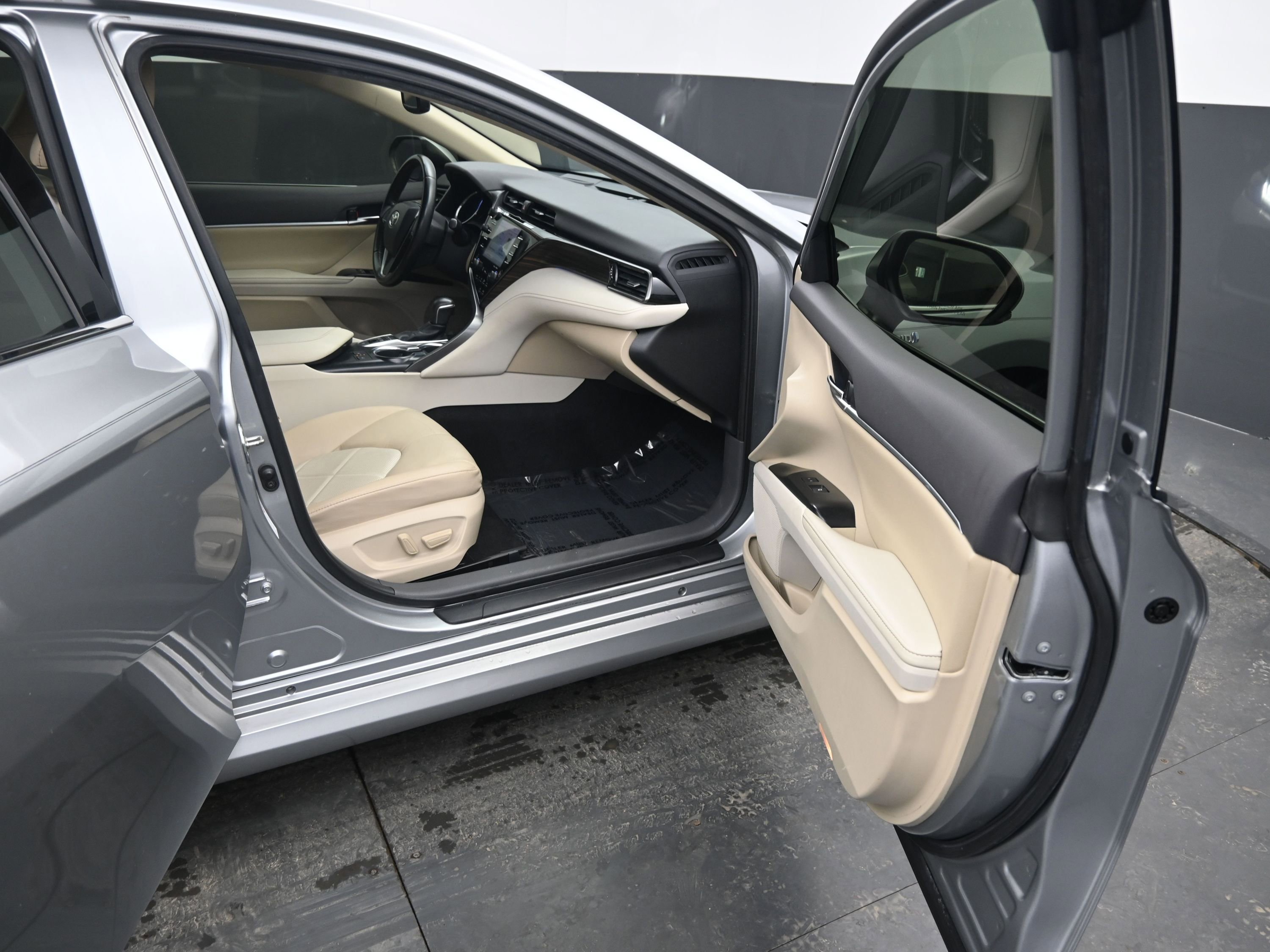 Used 2019 Toyota Camry XLE image 11