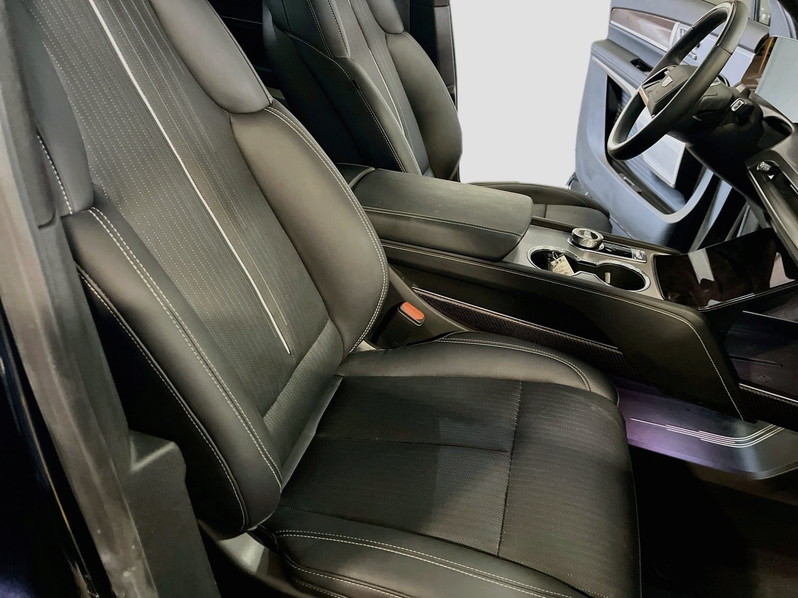 Used 2026 Cadillac Vistiq Luxury w/ LPO, Floor Liner Package AWD/4WD image 29