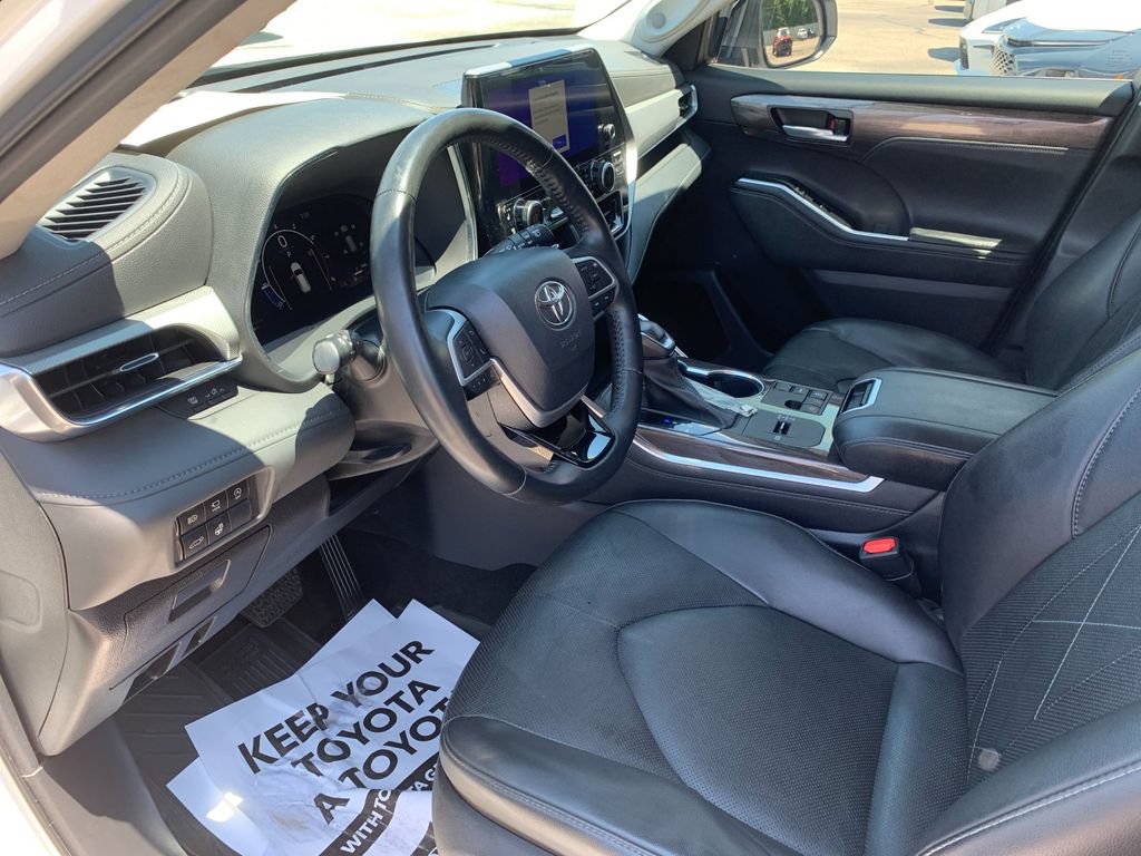 Used 2023 Toyota Highlander Platinum FWD image 11
