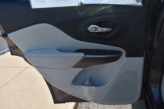 Used 2021 Jeep Cherokee Limited w/ Sun & Sound Group AWD/4WD image 38