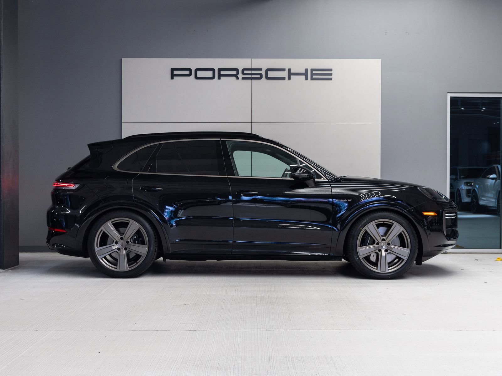 Certified 2025 Porsche Cayenne Turbo AWD/4WD image 8