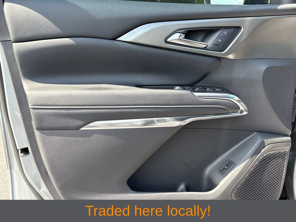 Used 2025 Chevrolet Traverse LT w/ Driver Confidence Package FWD image 3
