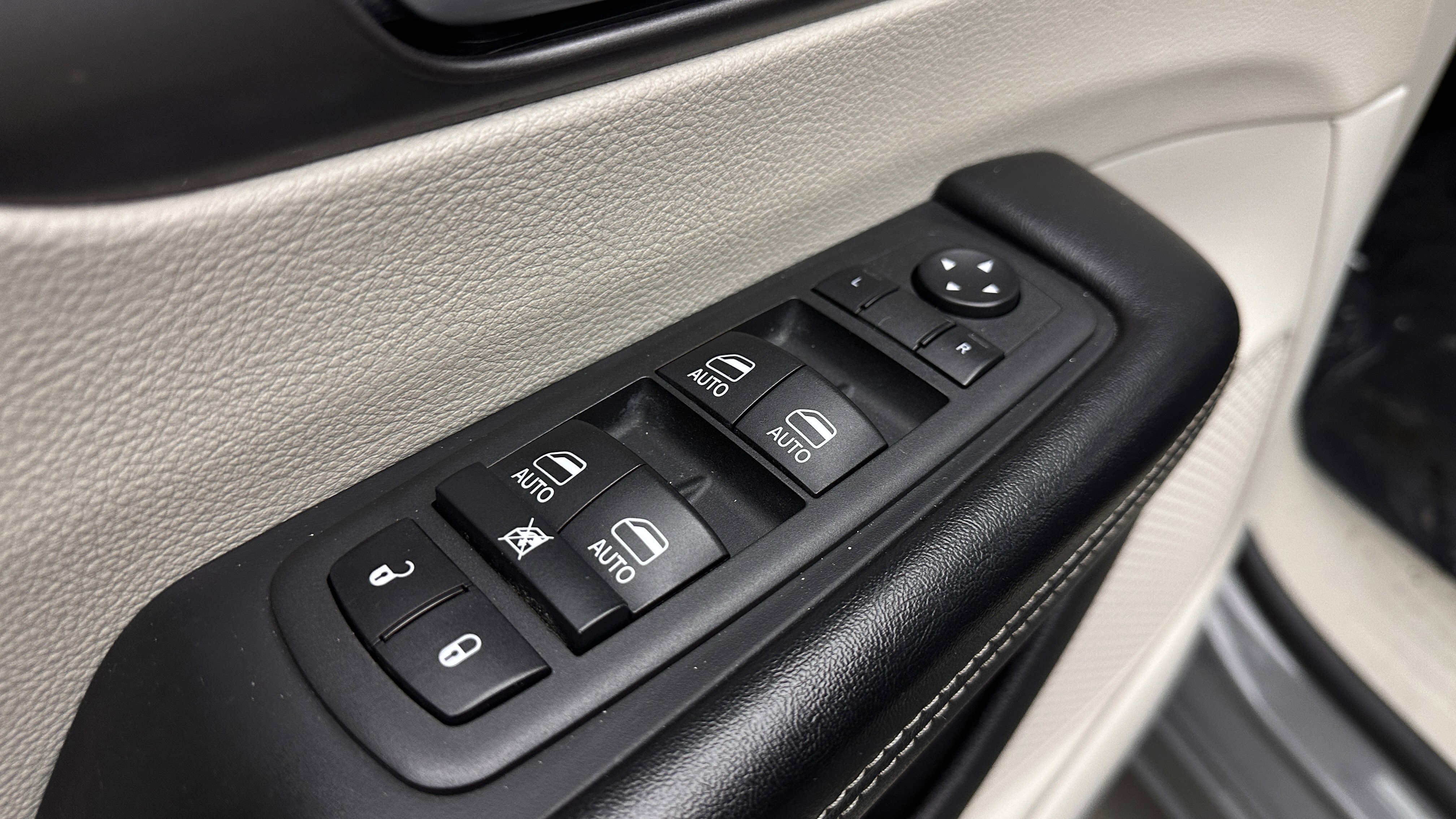 Used 2022 Chrysler Pacifica Touring-L w/ Uconnect Theater Family Group FWD image 11