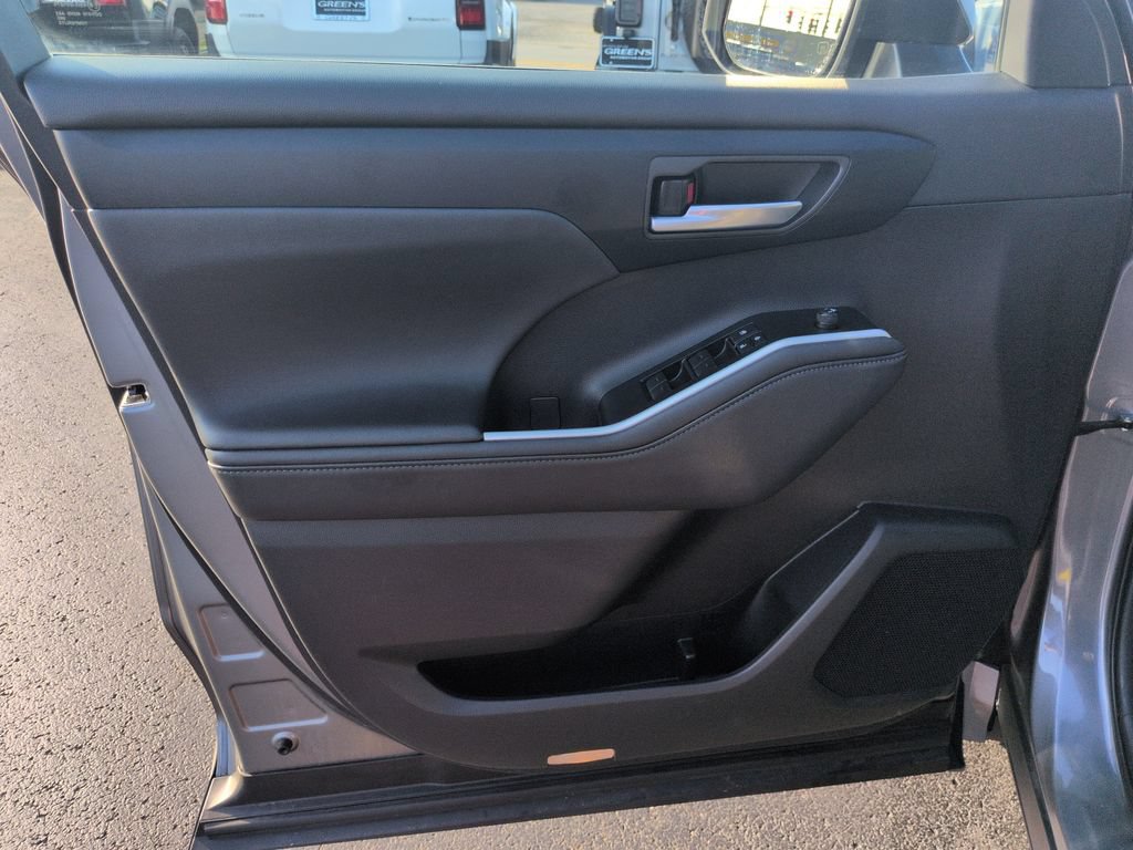 Certified 2025 Toyota Highlander XLE AWD/4WD image 10