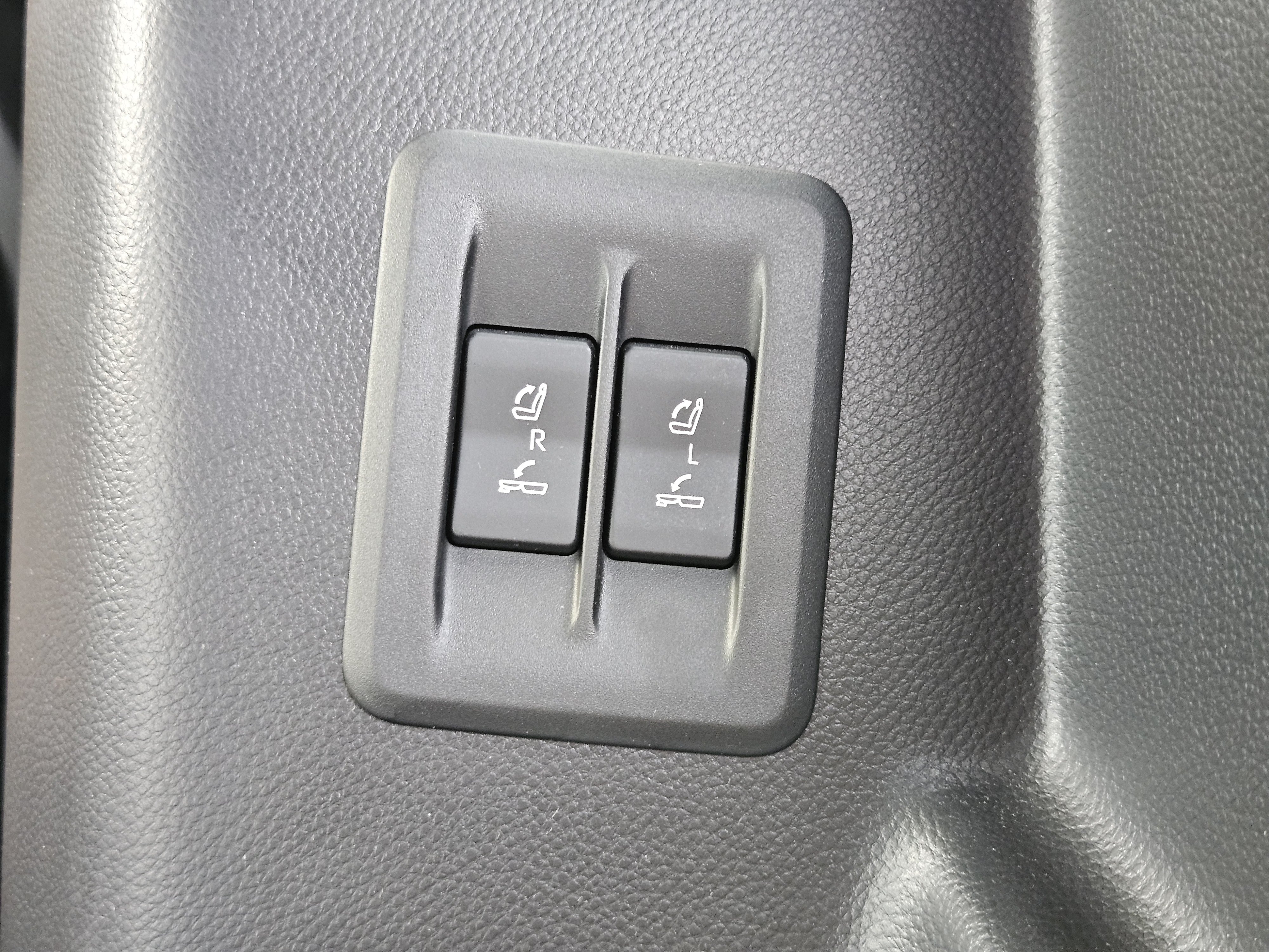 Used 2025 Lexus GX 550 w/ Accessory Package (2T) AWD/4WD image 34
