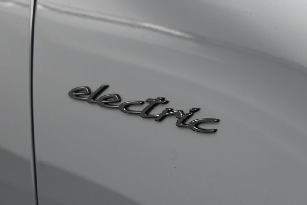 Certified 2025 Porsche Macan 4S Electric AWD/4WD image 30
