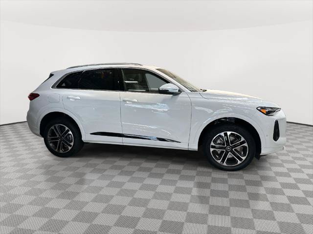 Used 2025 Audi Q5 Premium w/ 19" Wheel Package AWD/4WD image 2