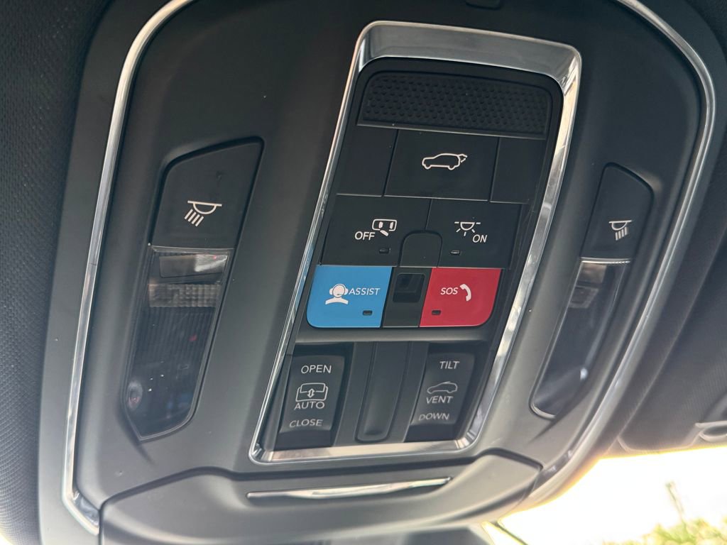 Used 2023 Jeep Grand Cherokee Altitude AWD/4WD image 26