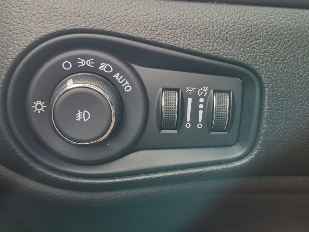 Used 2023 Jeep Renegade Latitude w/ Premium Group AWD/4WD image 16