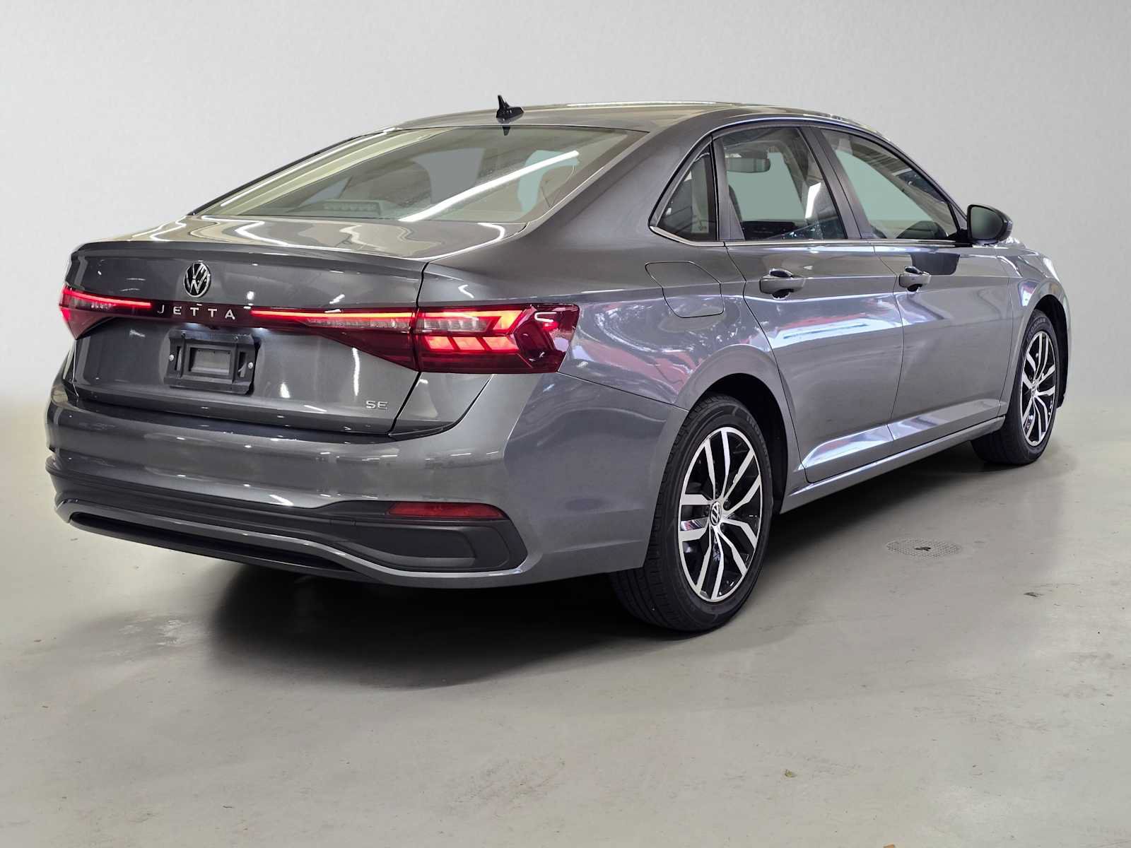 Used 2025 Volkswagen Jetta SE FWD image 5