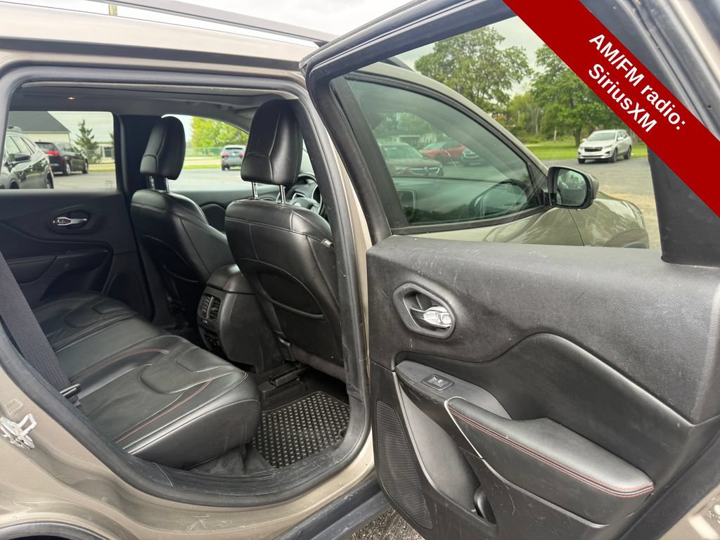 Used 2020 Jeep Cherokee Trailhawk AWD/4WD image 37