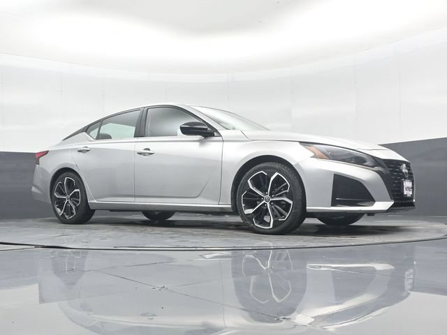 Used 2023 Nissan Altima 2.5 SR FWD image 39