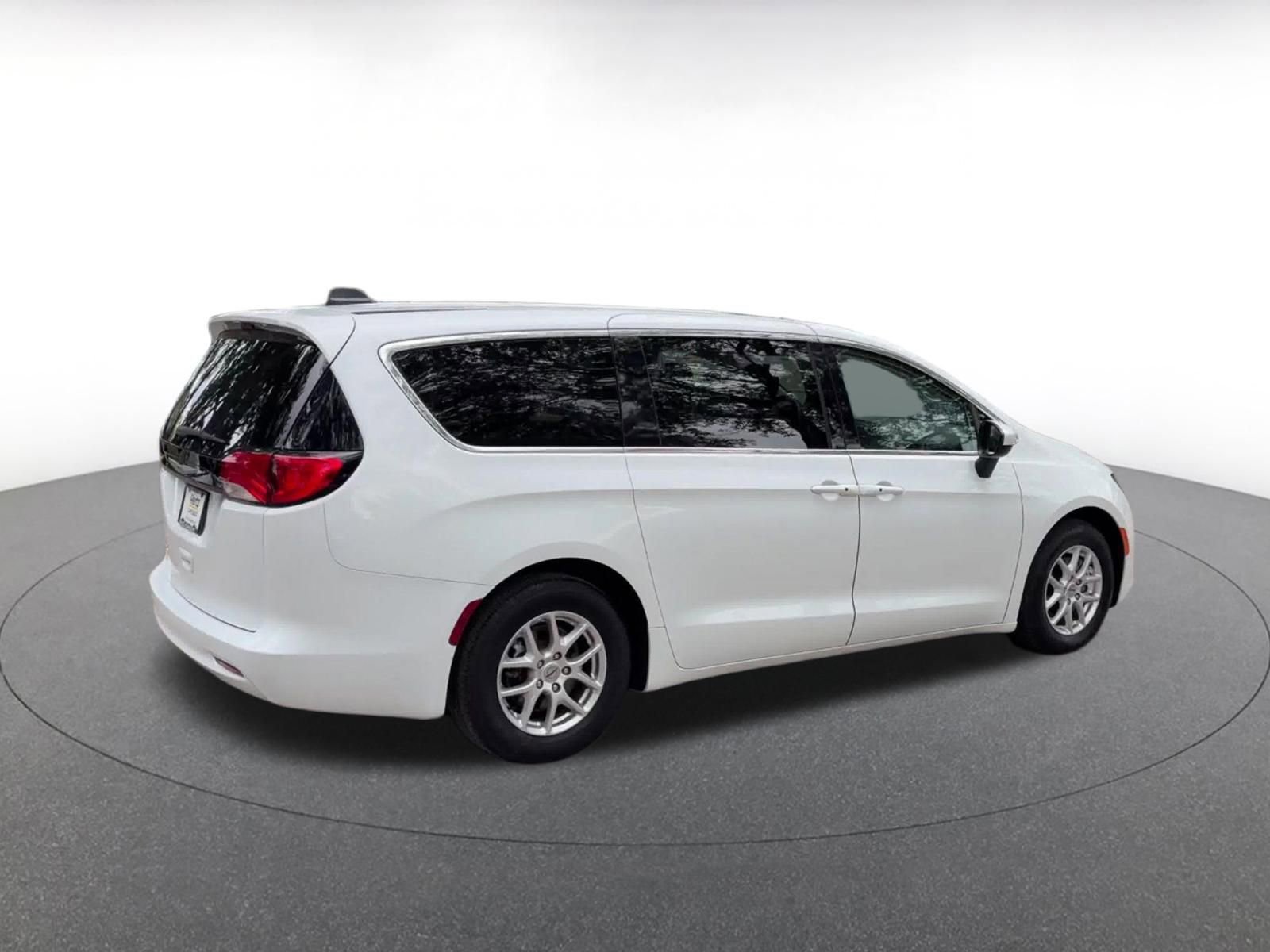 Used 2022 Chrysler Voyager LX FWD image 14