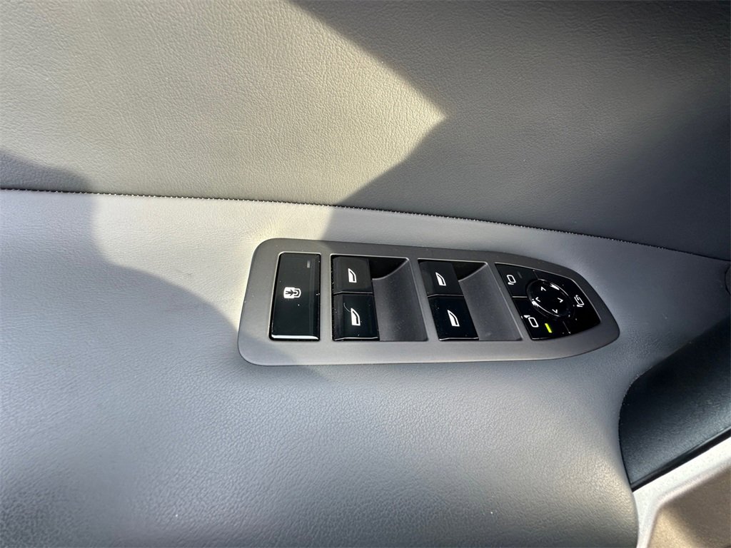 Used 2023 BMW iX xDrive50 w/ Premium Package image 13