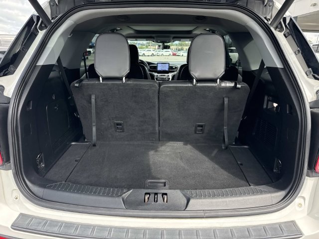 Used 2022 Ford Explorer XLT w/ Equipment Group 202A RWD image 13