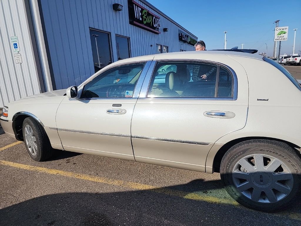 Used 2005 Lincoln Town Car Signature Limited image 8