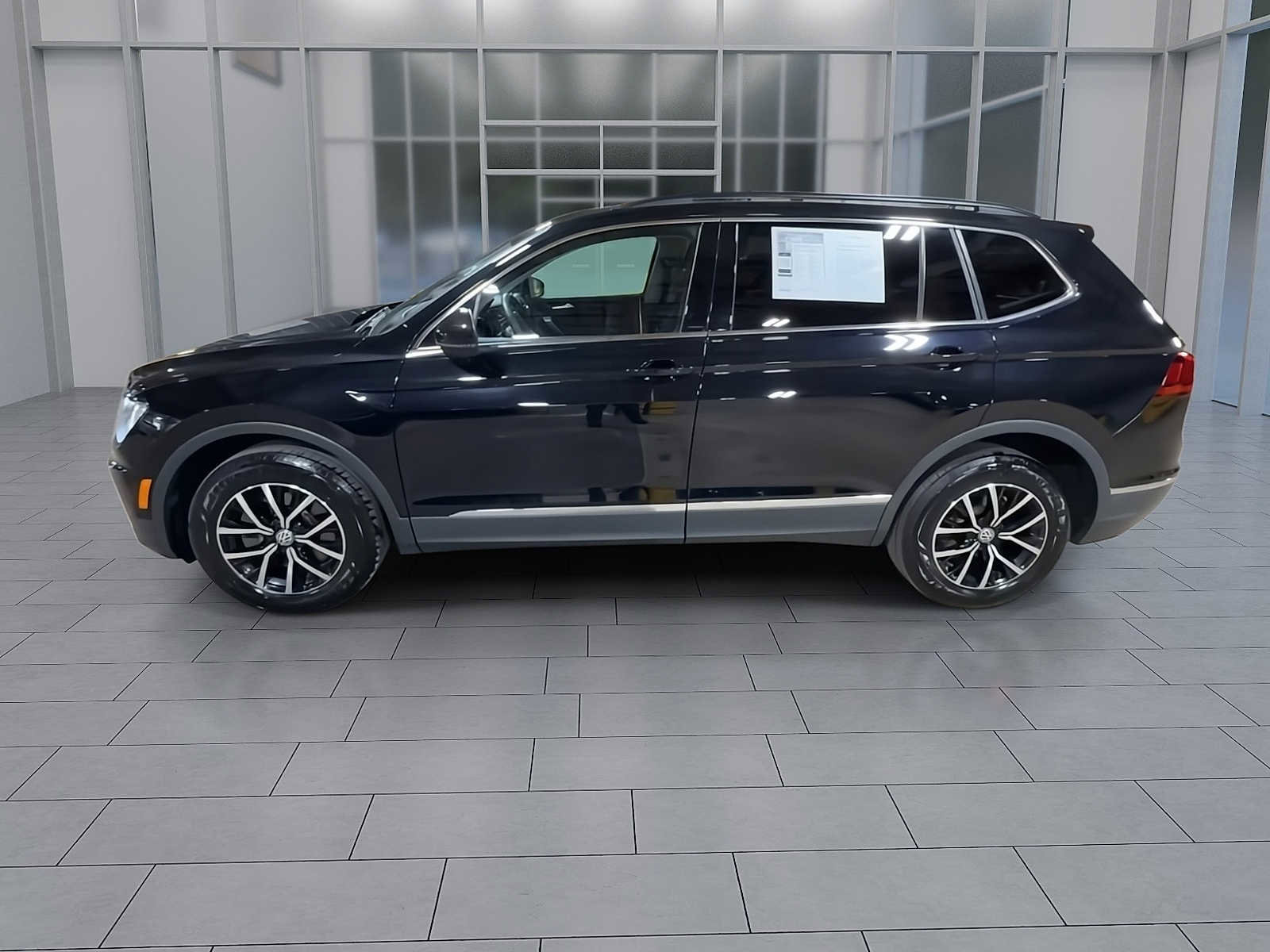 Used 2021 Volkswagen Tiguan SE w/ Panoramic Sunroof Package image 5